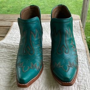 Super cute Ariat Dixon booties